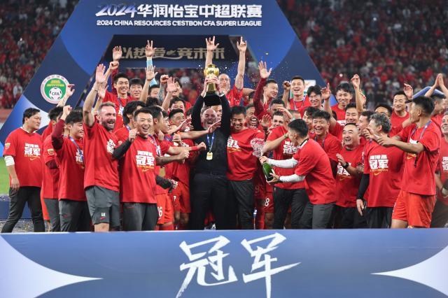 （体育）（13）足球——中超：上海海港队卫冕冠军XxjpseC007303_20241102_PEPFN0A001.jpg