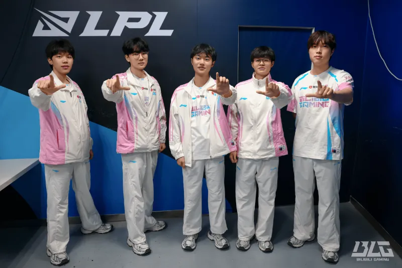 战胜WBG后，BLG发布队员合影：继续精进！